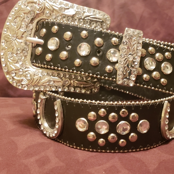 horseshoe belt buckle with rhinestones